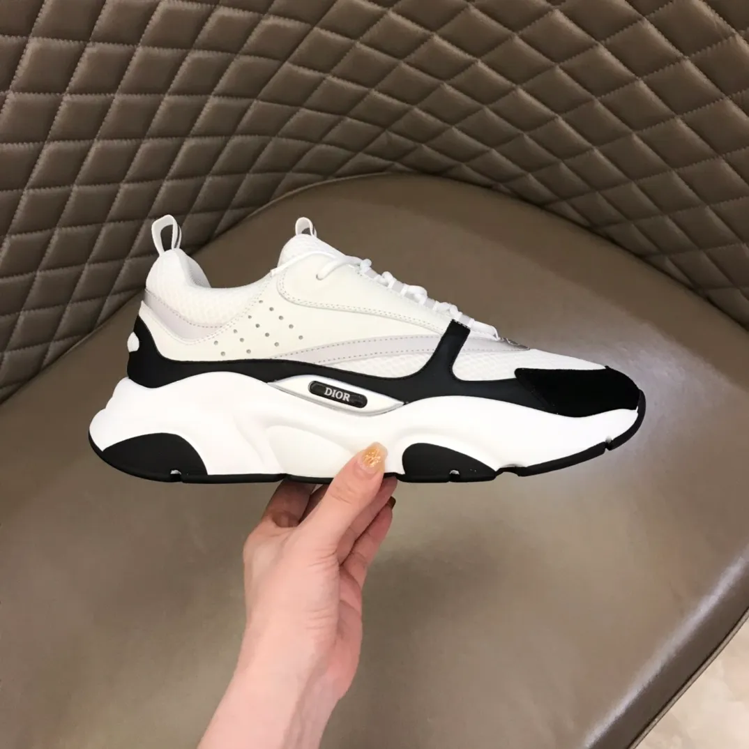Factory price: 480💰 ◾️▫️Dior D®️ x 🆕 (high version) B22 men's jogging fashion sneakers, this single product draws inspiration from retro jogging shoes. It adopts a thick low-top design, with an upper made of black cow leather and mesh fabric, and a black and white engraved rubber sole. Black mesh fabric tongue and heel counters complement black laces, with an embossed "Di~r" logo embellishment on the side. These sneakers can be mixed and matched with a classic suit for a sporty chic look! Size: 39-45 (38, 46 can be customized)